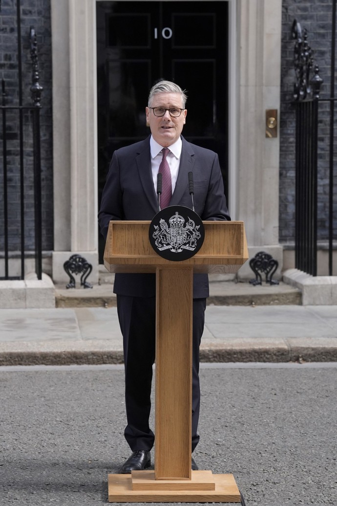 FOTO: Keir Starmer oznámil svou rezignaci.