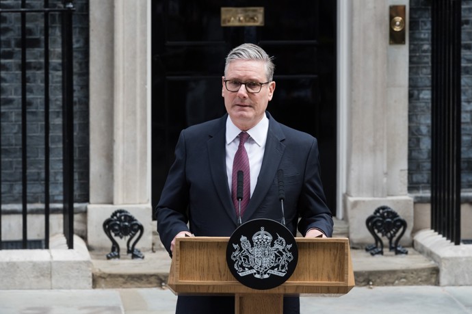 FOTO: Keir Starmer končí na postu premiéra Velké Británie. – stránka 1