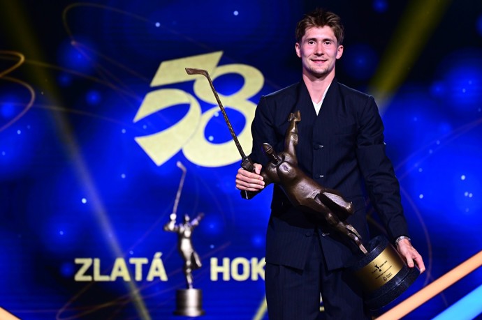 FOTO: Martin Nečas poprvé převzal Zlatou hokejku. – stránka 2