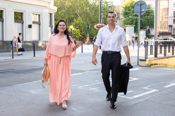 FOTO: Pár spolu dorazil ve skvělé náladě.