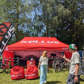 Gabriela Soukalová dorazila na cyklistický svátek v pohodlném outfitu.
