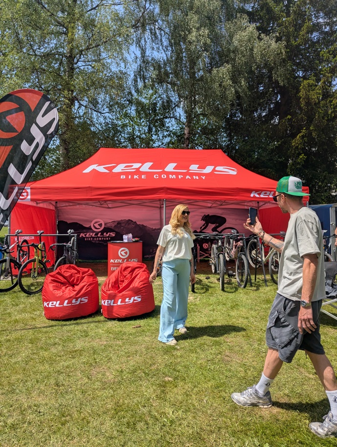 FOTO: Gabriela Soukalová dorazila na cyklistický svátek v pohodlném outfitu. – stránka 7