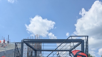FOTO: Moderní cyklistická zóna v Novém Městě nabízela fanouškům kompletní zázemí včetně dvoupatrové expozice.