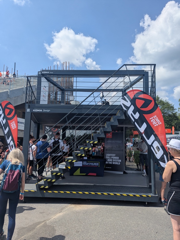 FOTO: Moderní cyklistická zóna v Novém Městě nabízela fanouškům kompletní zázemí včetně dvoupatrové expozice. – stránka 4