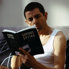 Johnny English: Z londýnského Toweru byly ukradeny korunovační klenoty. Získat zpět je může pouze agent Johnny English a jeho asistent Bought.
