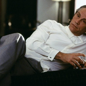 Ve filmu si vedle představitele hlavní role, komika Rowana Atkinsona, zahrál také John Malkovich (na snímku).
