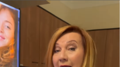 FOTO: Alena Schillerová s kávou z automatu za 8 Kč.