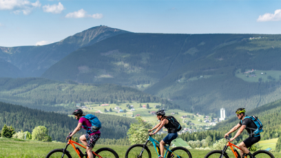 FOTO: Cyklisté na hřebenech hor využívají trasy s panoramatickým výhledem na Sněžku.