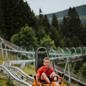 Moderní bobová dráha v Relaxparku láká na pořádnou dávku adrenalinu v rychlých zatáčkách.