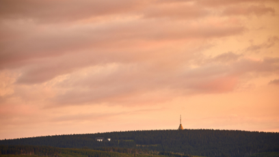 FOTO: Západ slunce nad krkonošskými hřebeny vytváří fotogenické scenerie s typickými horskými siluetami.