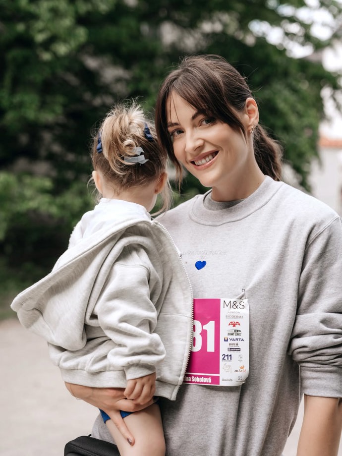 FOTO: Modelka Kateřina Sokolová se svou dcerou Sárou. – stránka 2