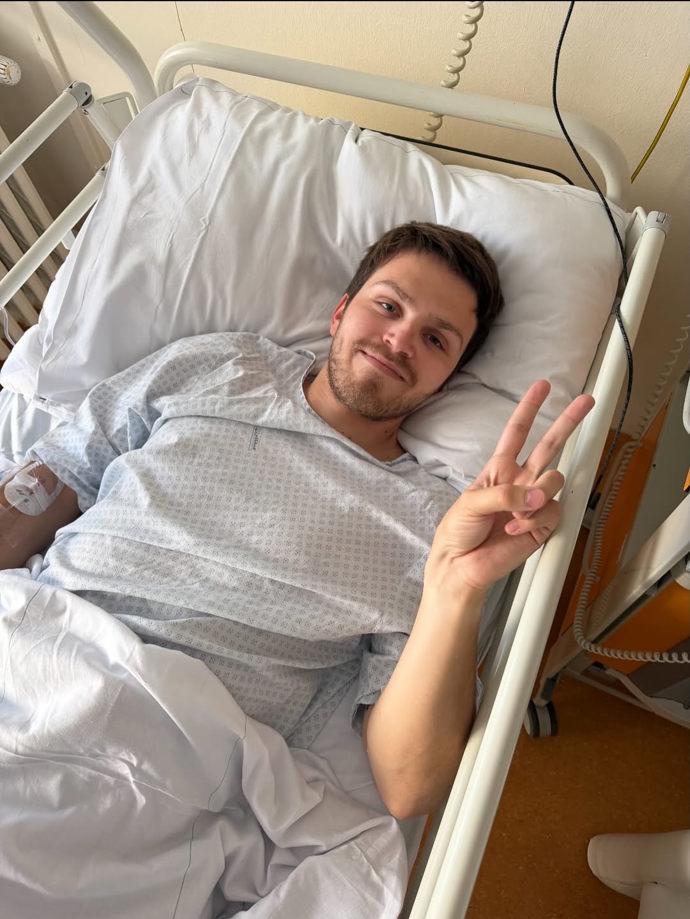 FOTO: Kytarista Tomáš Javůrek skončil v nemocnici. – stránka 1