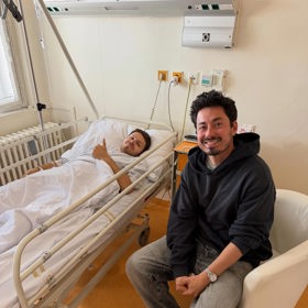 Zpěvák Mirai Navrátil vedle nemocničního lůžka Tomáše Javůrka. 