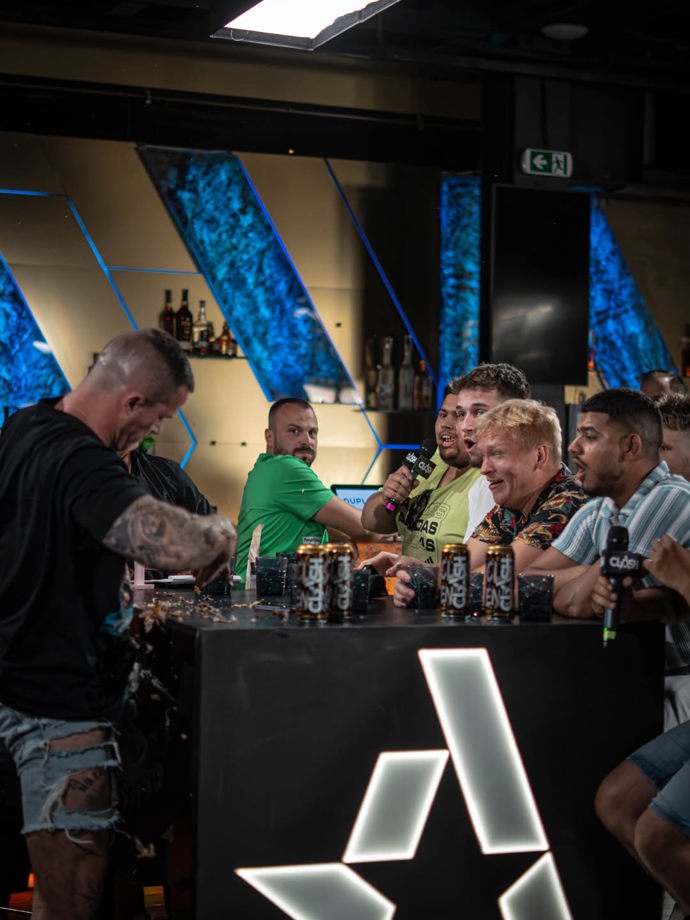 FOTO: Tomáš Podhorný a Vojta Vrba se setkali se soupeři před zápasem. – stránka 2