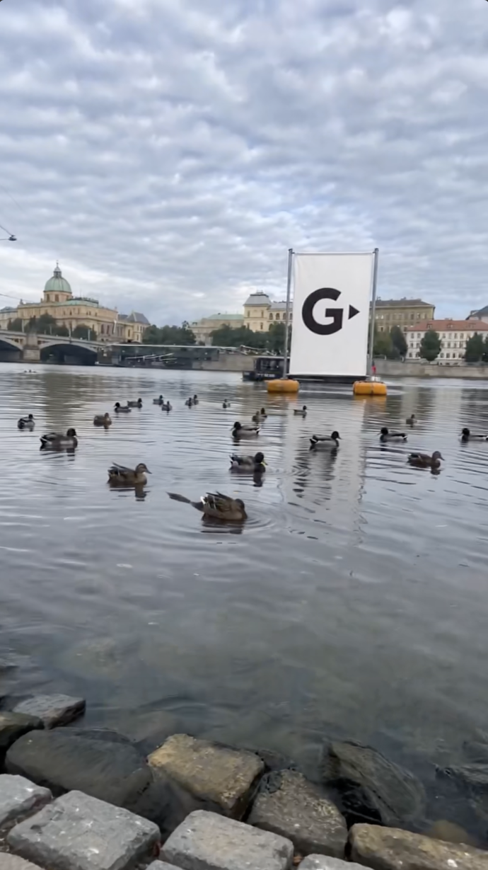FOTO: Na Vltavě pluje velké písmeno G. – stránka 8