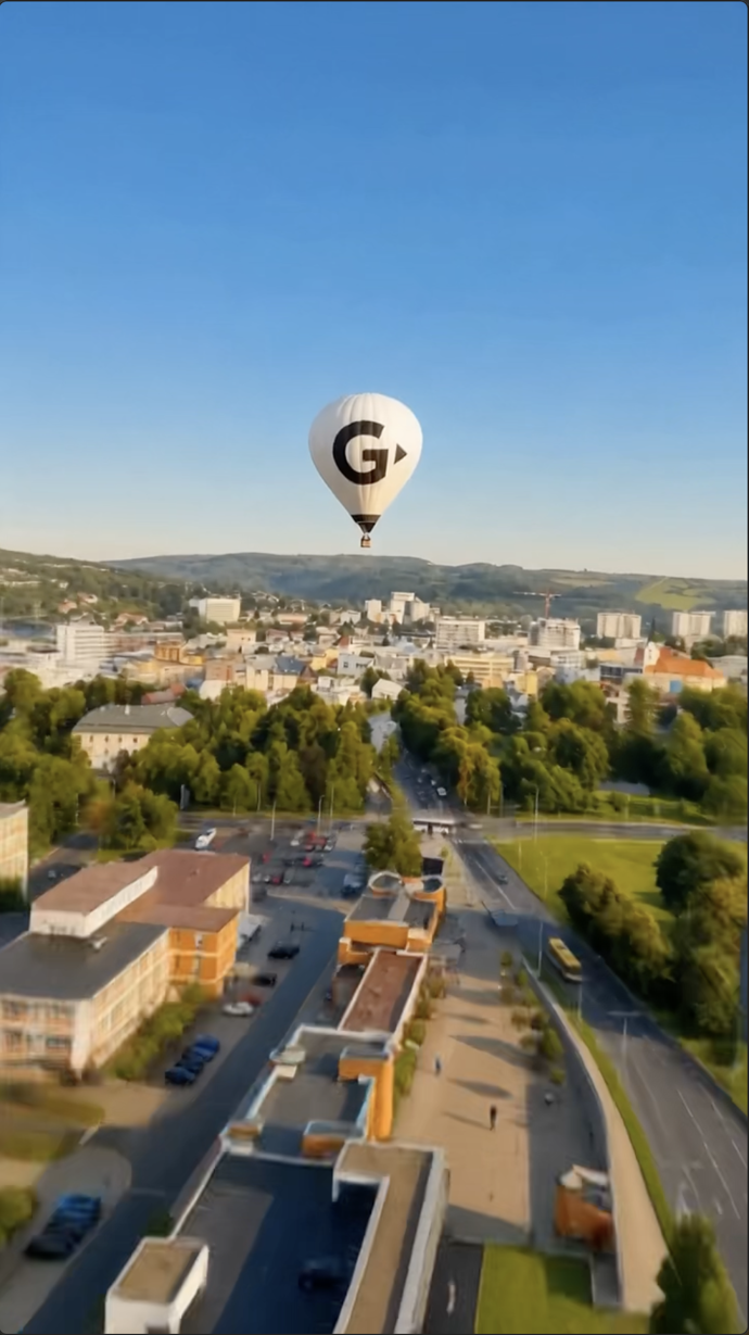 FOTO: Horkovzdušný balón s logem projektu G křižoval oblohu a lákal na novou streamovací službu. – stránka 4
