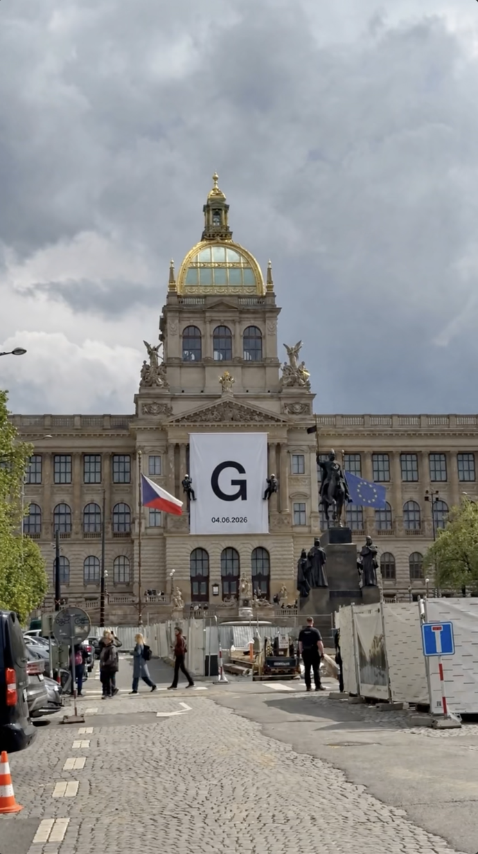 FOTO: Obří plachta s logem G a datem 4. 6. 2026 se objevila přímo na historické budově Národního muzea v Praze. – stránka 2