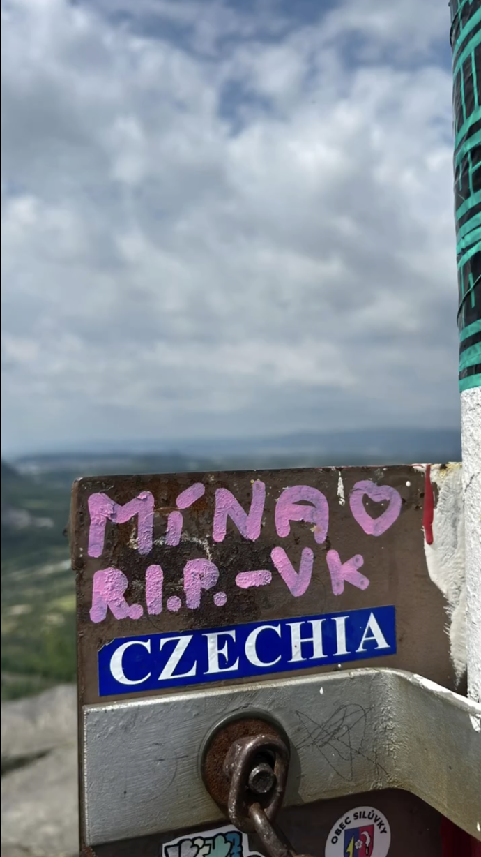 FOTO: Její kamarád Vilda nahoře nechal několik památek. – stránka 7