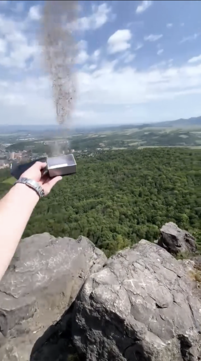 FOTO: Vilda rozprášil část Míny na vrcholu hory Bořeň.
