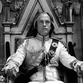 John Malkovich si ve filmu zahrál francouzského obchodního magnáta Pascala Sauvage.