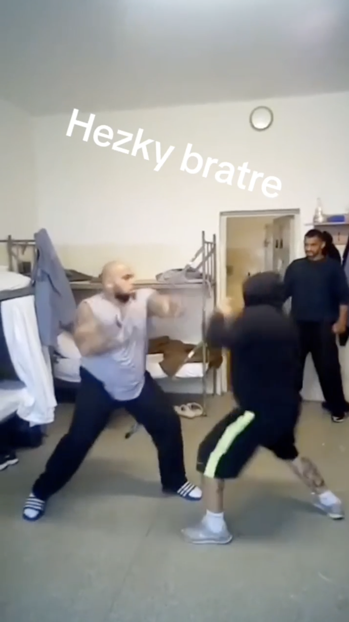 FOTO: Vězni se natáčejí za mřížemi, přitom to mají zakázané.
