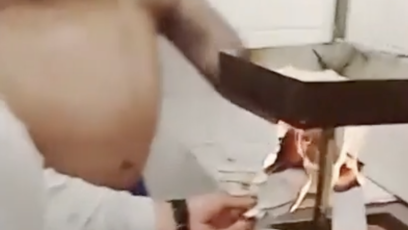 FOTO: Vězni se natáčejí za mřížemi, jak vaří.