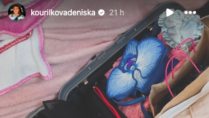 FOTO: Sugar Denny se doma moc neohřála a už zase cestuje.