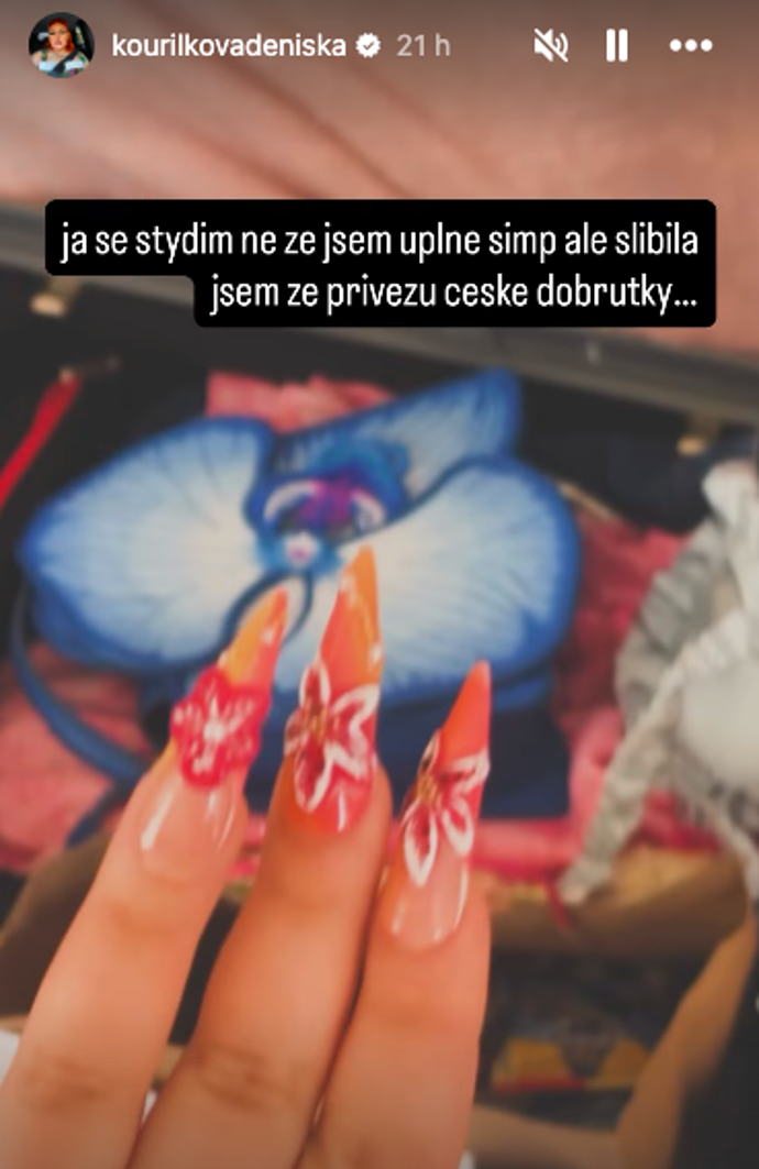FOTO: Denisa Kouřílková veze svému novému příteli české dobroty.