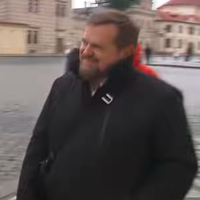 Kriminalisté u Jurigy doma našli dokonce kufřík plný sexuálních pomůcek a mučicích nástrojů.