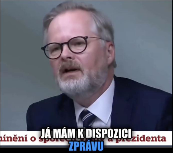 FOTO: Součástí videa jsou i záběry z České televize, kde tehdejší premiér Petr Fiala hovořil o pochvale ze strany aliance. – stránka 31