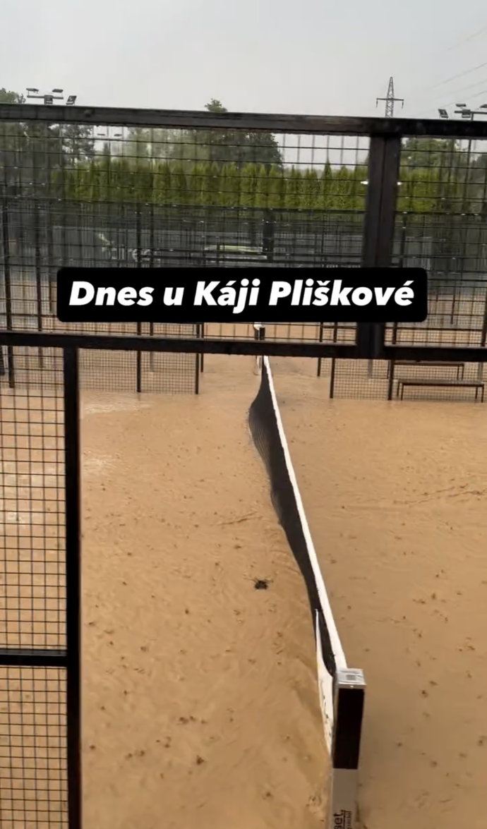 FOTO: Smutný pohled na kompletně zatopené kurty, ze kterých po bleskové povodni koukala jen síť. – stránka 16
