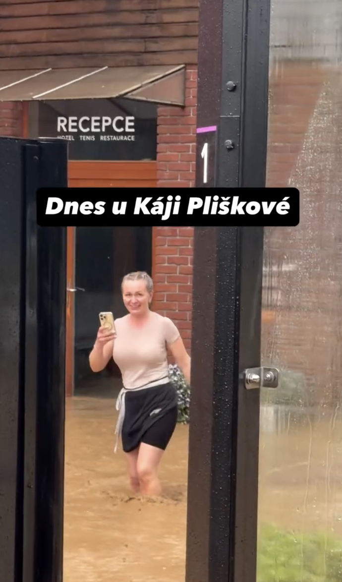 FOTO: Voda nikoho nešetřila a uvěznila personál přímo na recepci, lidé se museli brodit v břečce sahající až po lýtka. – stránka 17