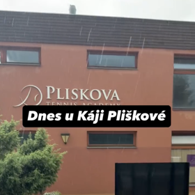 Pohled na hlavní budovu tenisové akademie Karolíny Plíškové, kam se nekontrolovatelně valily proudy špinavé vody.