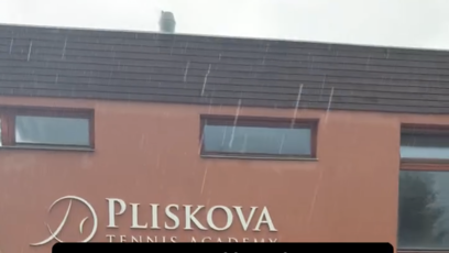 FOTO: Pohled na hlavní budovu tenisové akademie Karolíny Plíškové, kam se nekontrolovatelně valily proudy špinavé vody.