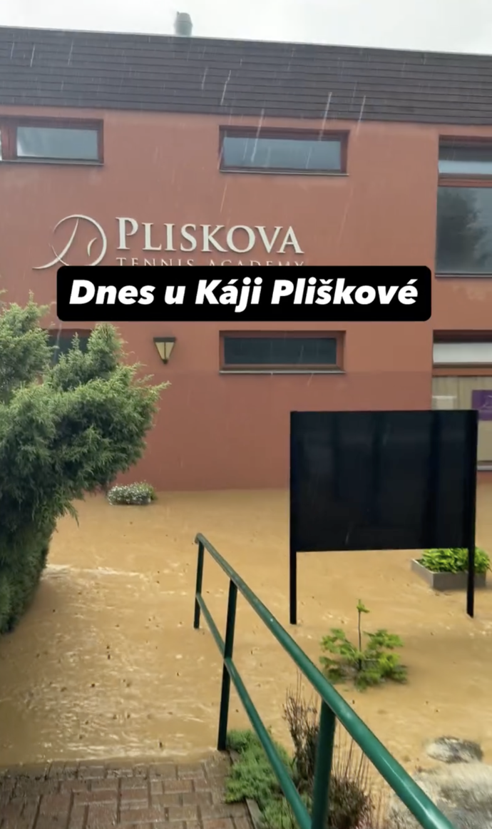 FOTO: Pohled na hlavní budovu tenisové akademie Karolíny Plíškové, kam se nekontrolovatelně valily proudy špinavé vody. – stránka 18