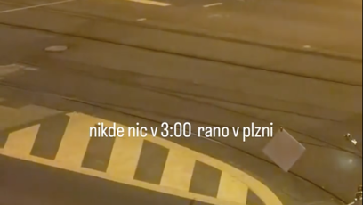 FOTO: Na jednoho muže bylo více policistů.