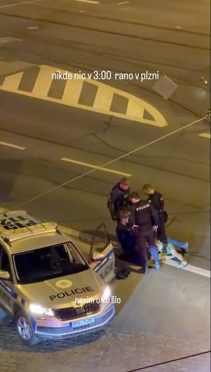 FOTO: Na jednoho muže bylo více policistů. – stránka 5
