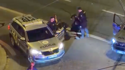 FOTO: Na videu je vidět jak jeden policista ležícího muže udeří pěstí.