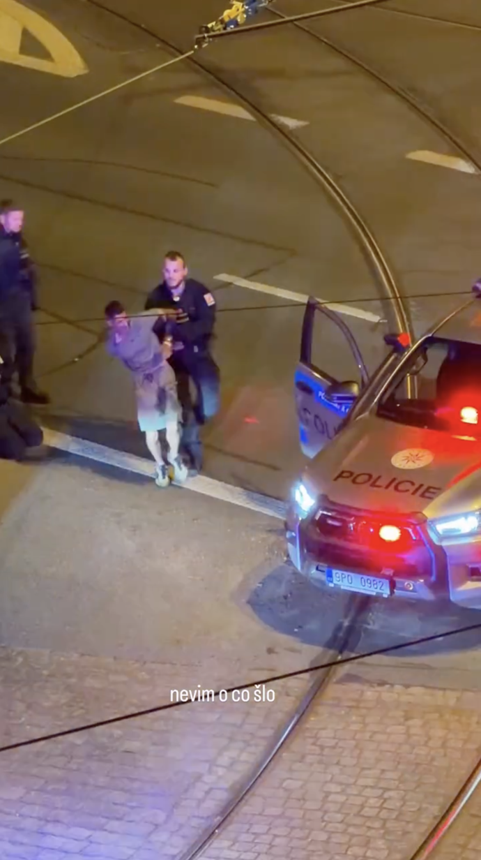 FOTO: Policisté utíkajícího muže spoutali. – stránka 8