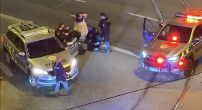 FOTO: Na místě zasahovalo několik policejních hlídek najednou. – stránka 9