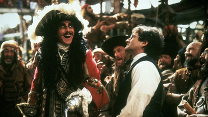 FOTO: Dustin Hoffman coby legendární kapitán Hook. Robin Williams ztvárnil Petera Pana.