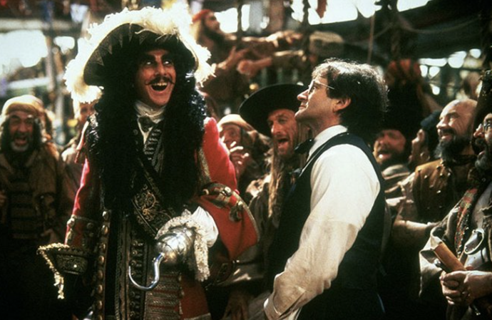 FOTO: Dustin Hoffman coby legendární kapitán Hook. Robin Williams ztvárnil Petera Pana. – stránka 2