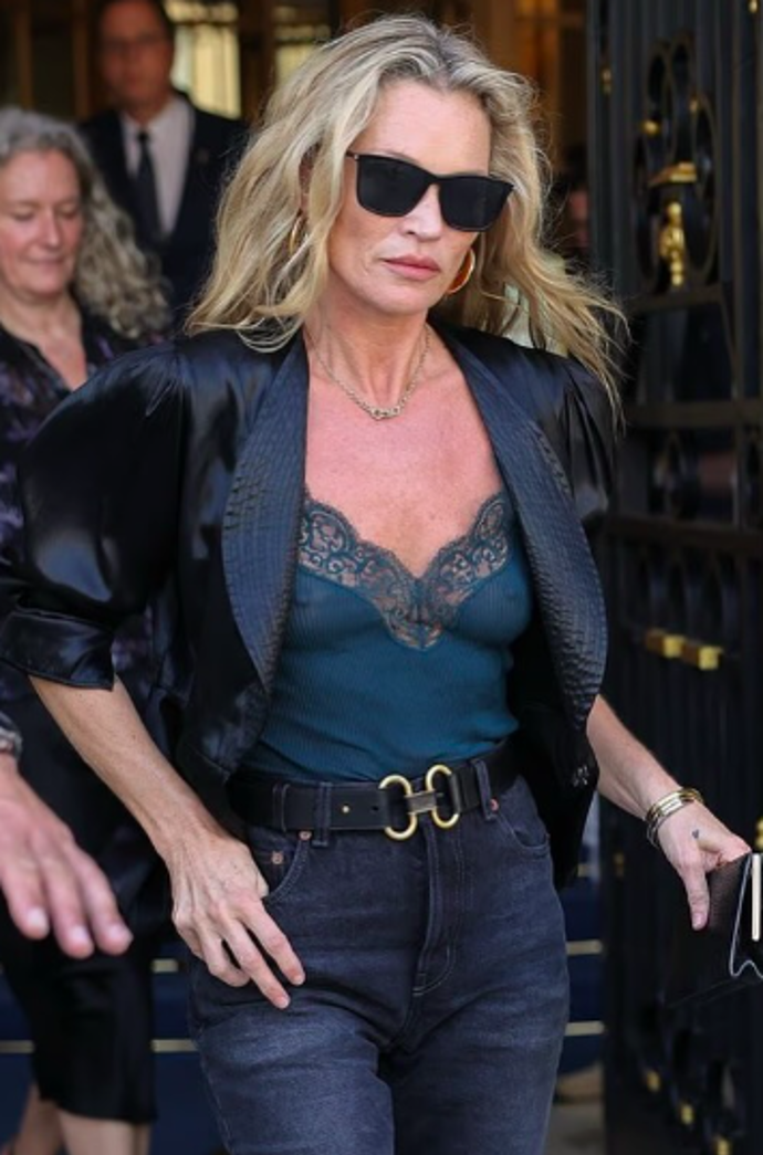 FOTO: Kate Moss během Paris Fashion Week 2026. – stránka 1