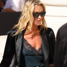 Kate Moss během Paris Fashion Week 2026 ukázala bradavky. 