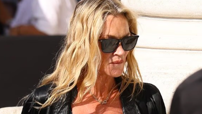 FOTO: Kate Moss během Paris Fashion Week 2026 ukázala bradavky.