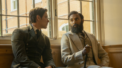 FOTO: Louis Partridge a Himesh Patel v pokračování dobrodružného filmu Enola Holmes 3.