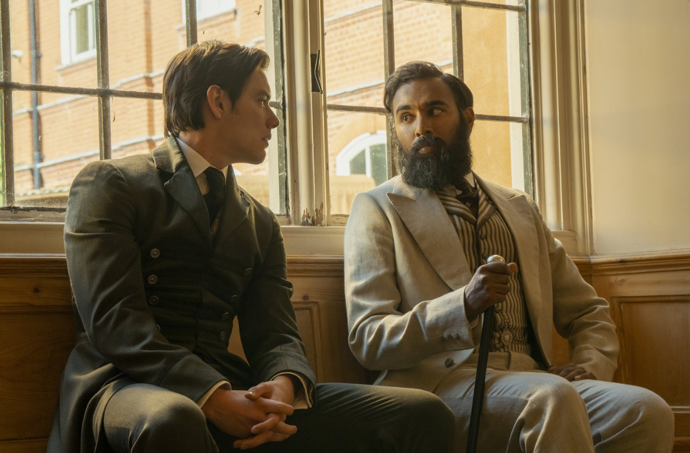 FOTO: Louis Partridge a Himesh Patel v pokračování dobrodružného filmu Enola Holmes 3. – stránka 10