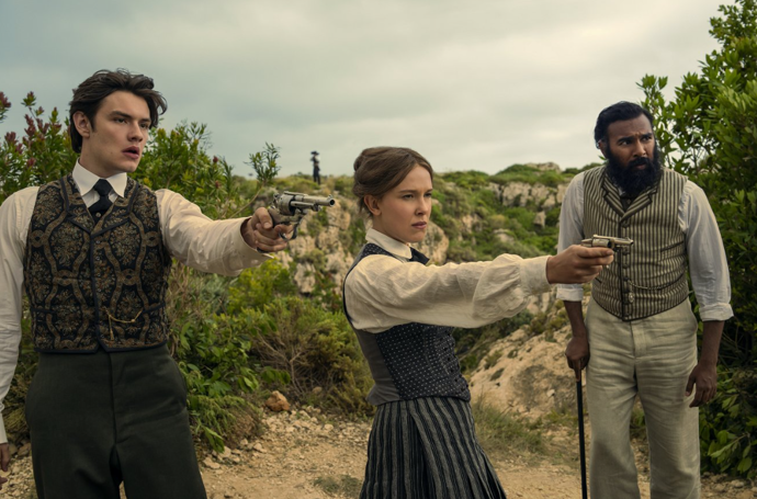 FOTO: Louis Partridge, Millie Bobby Brown a Himesh Patel v pokračování dobrodružného filmu Enola Holmes 3. – stránka 9