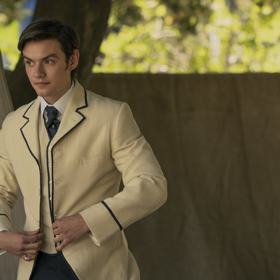 Louis Partridge si má ve filmu Enola Holmes 3 brát Millie Bobby Brown.