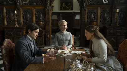 FOTO: Millie Bobby Brown a Louis Partridge v pokračování dobrodružného filmu Enola Holmes 3.